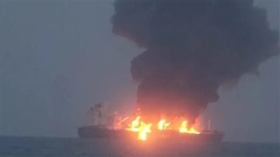 حريق على متن ناقلة نفط ترفع علم اليونان في البحر الأحمر