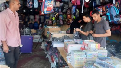 رئيس مدينة منيا القمح بالشرقية يتابع تجهيزات معرض 