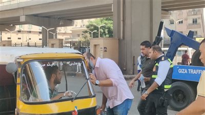 ضبط 20 سيارة تسير عكس الاتجاه خلال حملة مرورية بالهرم (صور)