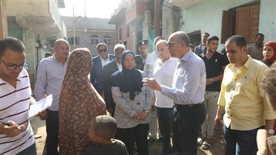 استجابة فورية، محافظ المنيا يزور عزبة طهران ويوجه بتوفير سيارات كسح مجانا