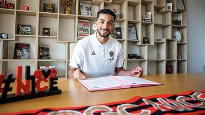 محمد عبد المنعم على مقاعد البدلاء في ظهوره الأول مع نيس أمام أنجيه بالدوري الفرنسي