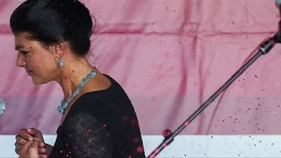 هجوم بسائل أحمر لاصق على سياسية ألمانية أثناء خطابها (فيديو)