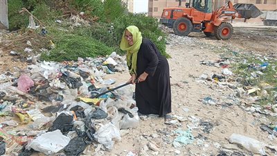سيدة مسنة بمدينة المستقبل تشارك في مبادرة 