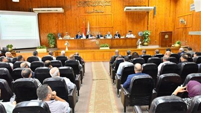 محافظ أسيوط يوجه بأهمية الانضباط الإداري بالمراكز والأحياء 