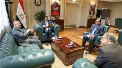 كامل الوزير يبحث مع وزير الصحة تعظيم استثمارات توطين صناعة الأدوية والمستلزمات الطبية