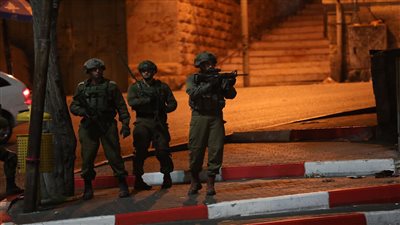 استنفار إسرائيلي في الخليل بعد دهس امرأة إسرائيلية وجيش الاحتلال يطارد المنفذ