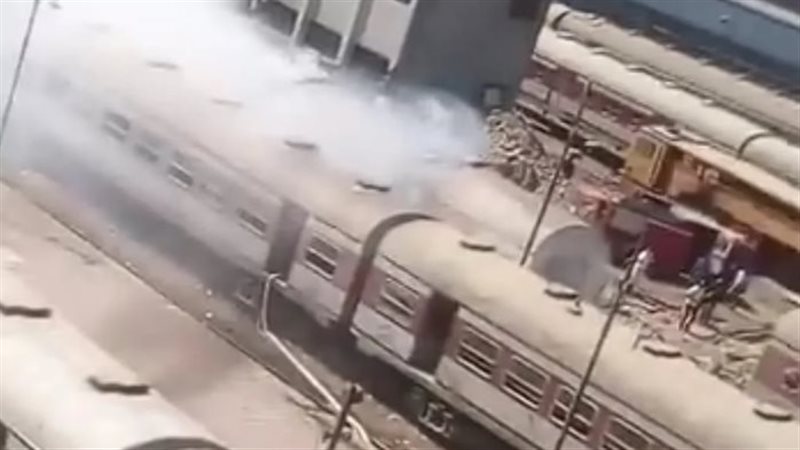 إخماد حريق في عربة