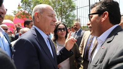 وزير الرياضة ومحافظ القاهرة يفتتحان الملعب الخماسي بمركز شباب السواح (صور)