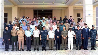 القوات المسلحة تنظم زيارة لوفد من الملحقين العسكريين إلى قاعدة برنيس البحرية