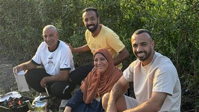 في قريته، أفشة يقضي الإجازة رفقة عائلته قبل بدء تدريبات الأهلي (صور)