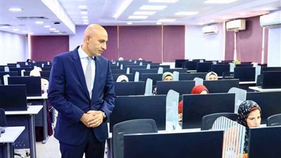 وزير التعليم يتفقد أعمال امتحان المتقدمين في مسابقة وظائف 