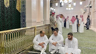 عمر علاء مبارك ينشر صورا لوالده وعمه جمال أثناء أداء العمرة