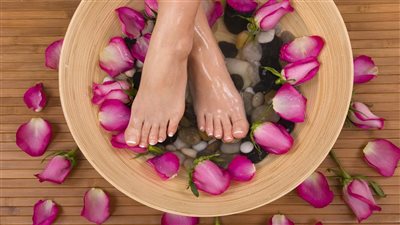 طرق العناية بالقدمين، وأفضل خلطات طبيعية لتنعيمها