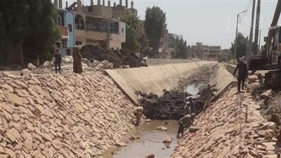 محلية أرمنت تتابع أعمال تبطين الترع غرب الأقصر (صور)
