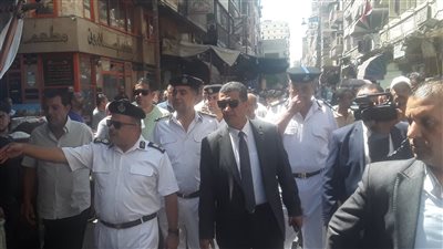 مدير أمن الإسكندرية يقود حملة لإزالة اشغالات الباعة الجائلين بشارع السبع بنات (صور)