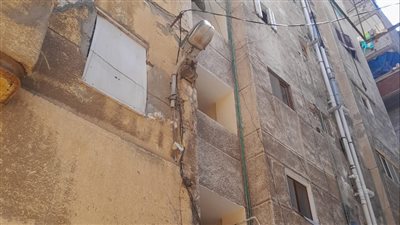 إنقاذ 5 أشخاص احتجزوا بعد انهيار سلم منزلهم في الإسكندرية (صور)