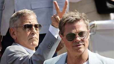 جورج كلوني وبراد بيت يمازحان بعضهما البعض في فينيسيا (صور)