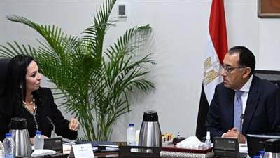 مدبولي ووزيرة التضامن يبحثان وضع استراتيجية شاملة لرعاية العمالة غير المنتظمة