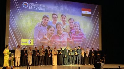 صناع رفعت عيني للسما، تكريم خاص من القاهرة للمسرح التجريبي لفريق البرشا (فيديو)