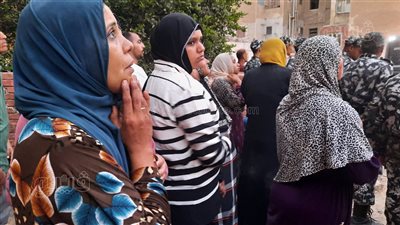 أهالي ضحايا عقار الإسماعيلية المنهار ينتظرون انتشال جثامين ذويهم