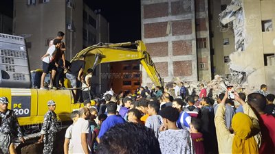 لحظة استخراج جثمانين من أسفل عقار الإسماعيلية المنهار (فيديو) 