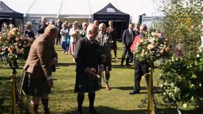 موقف محرج للملك تشارلز الثالث خلال افتتاحه معرضا للزهور (فيديو)