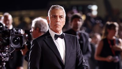 مهرجان فينيسيا، جورج كلوني يقبل معجبة على السجادة الحمراء (فيديو)