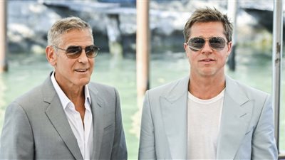 مهرجان فينيسيا، موقف مضحك بين جورج كلوني وبراد بيت بالمؤتمر الصحفي لـ Wolfs (فيديو)