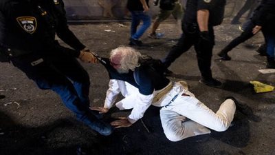 شرطة الاحتلال تعتدي على المتظاهرين المطالبين بالتوصل لإتفاق مع حماس