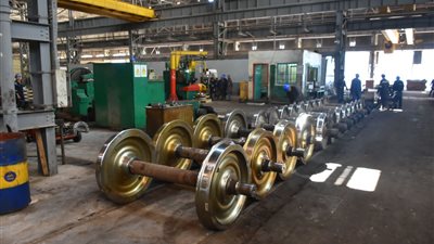 رئيس هيئة السكة الحديد يتفقد ورش كوم أبو راضى المتخصصة فى عربات الركاب