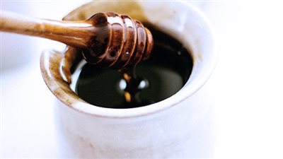 فوائد العسل الأسود، يحمى من الشيخوخة ويمنع ارتفاع السكر بالدم 