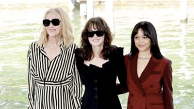 مهرجان فينيسيا، جينا أورتيجا تطلب من ينونا رايدر تجاهل المصورين (فيديو)