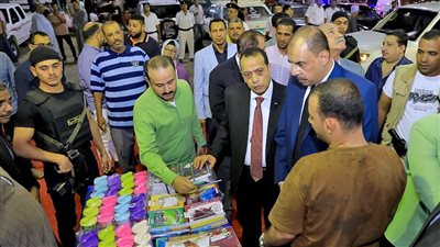 محافظ سوهاج يتفقد معرض أهلا مدارس لبيع الأدوات المدرسية بأسعار مخفضة 