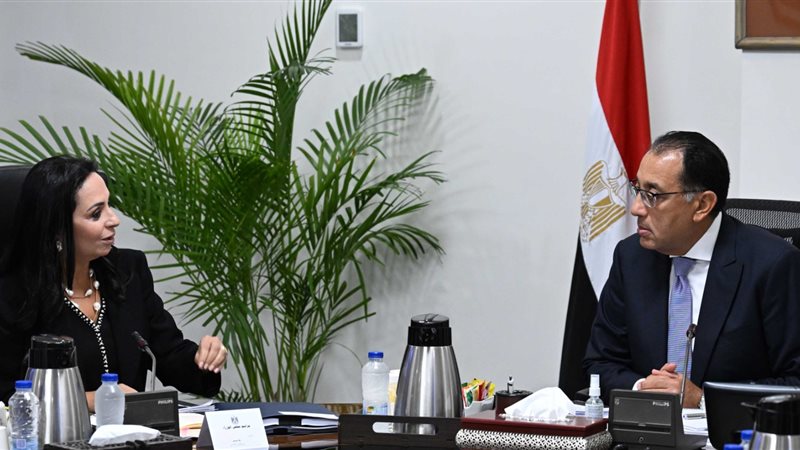 رئيس الوزراء ووزيرة