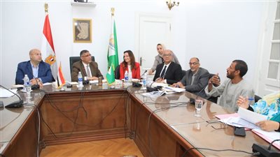 محافظ الجيزة يأمر بإخلاء أحد العقارات بالمريوطية بسبب البناء المخالف (صور)