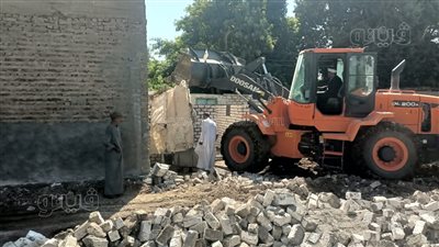 إزالة بناء مخالف بالزينية في الأقصر (صور)