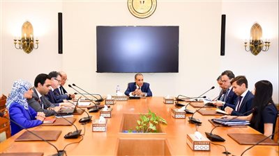 عبد العاطي يجتمع مع قيادات وأعضاء إدارة البيئة والتغير المناخي بوزارة الخارجية