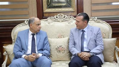 محافظ المنيا يناقش مع مساعد وزير التنمية المحلية مشروعات تنمية صعيد مصر 