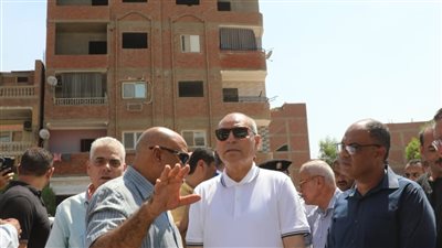 محافظ القاهرة يتفقد إزالة أدوار مخالفة بحلوان