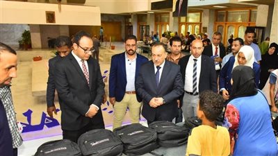 محافظ أسيوط يوزع 100 حقيبة مدرسية على الأيتام (فيديو وصور) 