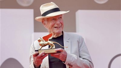 مهرجان فينيسيا، المخرج بيتر وير يتسلم جائزة الأسد الذهبي