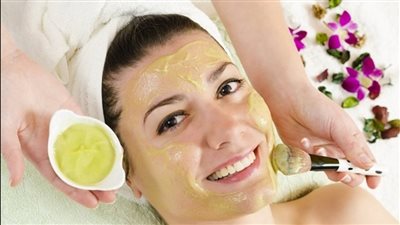 أبرزها العسل والكركم، ماسكات طبيعية للعناية بالبشرة الملتهبة