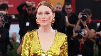 جوليان مور تتألق بالذهبي في عرض فيلم The Room Next Door،