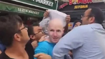 قابلناهم بالطريقة التي يستحقونها، لحظة الاعتداء على جنديين أمريكيين في تركيا (فيديو)