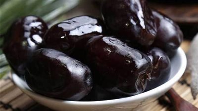 فوائد البلح الأسود، يقوى المناعة والعظام ويحارب الالتهابات بالجسم 