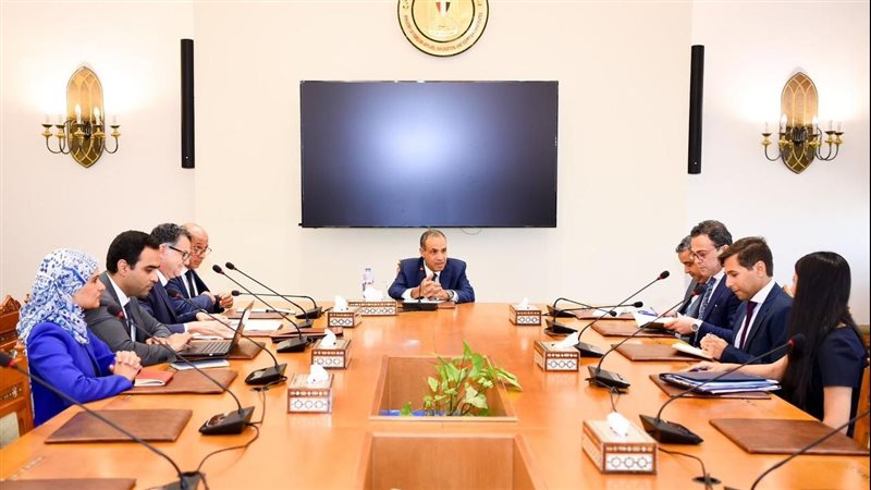 وزير الخارجية مع