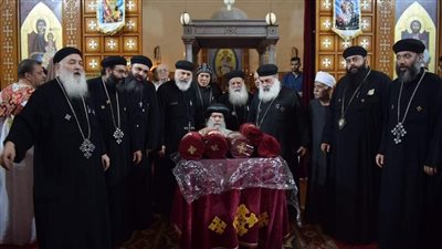 الأنبا باخوم يطيب أجساد قديسي كاتدرائية العذراء والبابا أثناسيوس بدمنهور
