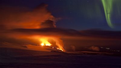 لقطات مدهشة تجمع بين اثنين من أقوى الظواهر الطبيعية في العالم (فيديو)