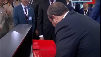 السيسي يوقع فى سجل الجناح الصيني بمعرض مصر للطيران والفضاء