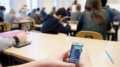 دول أوروبية تحظر استخدام الهواتف المحمولة بالمدارس، اعرف السبب 